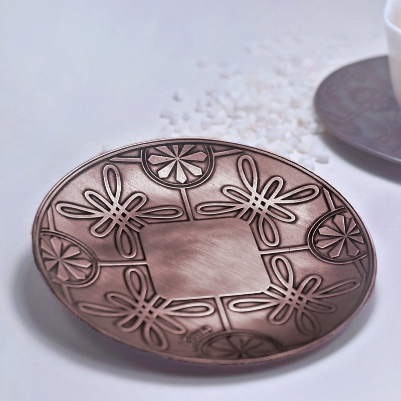 锻敲蚀刻小茶杯托-吉寿盘长(大吉纹)【定制化】【礼盒】【新年】 - 摆饰 - 其他金属 咖啡色