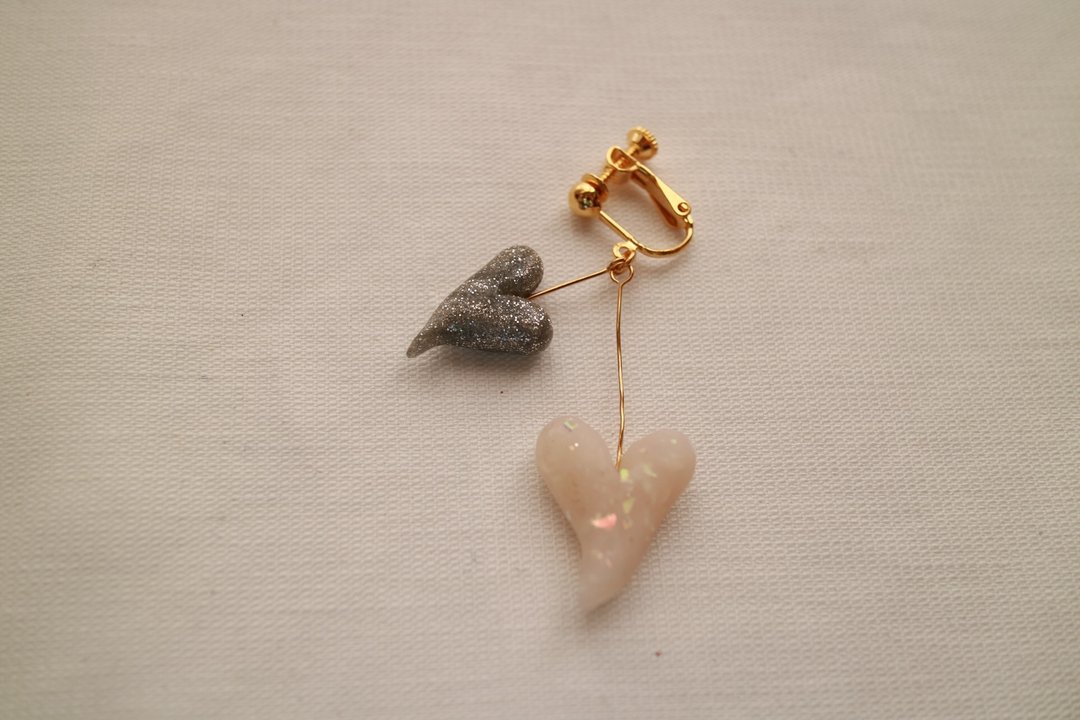 Baum Heart Clip-On Silver x White - 耳环/耳夹 - 粘土 银色