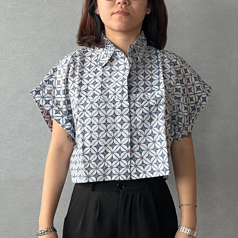 印尼蜡染可爱少女风短版衬衫 PUPUT - 淡蓝豆 - PUP022 - 女装上衣 - 棉．麻 蓝色