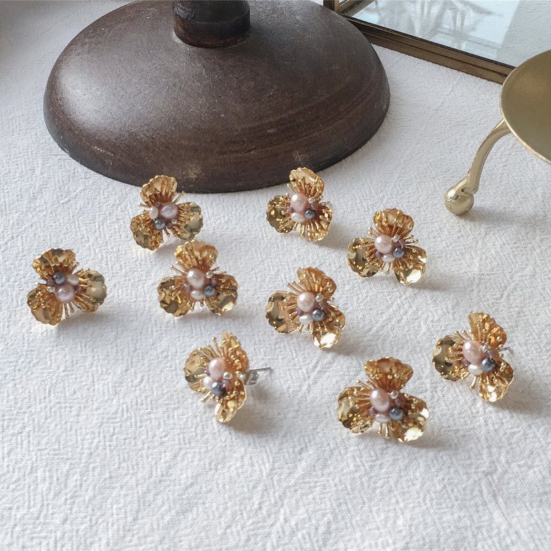 春分系列 - 绽放植花耳钉 日本珠 淡水珍珠 厚镀18K金 耳环 礼物 - 耳环/耳夹 - 铜/黄铜 金色