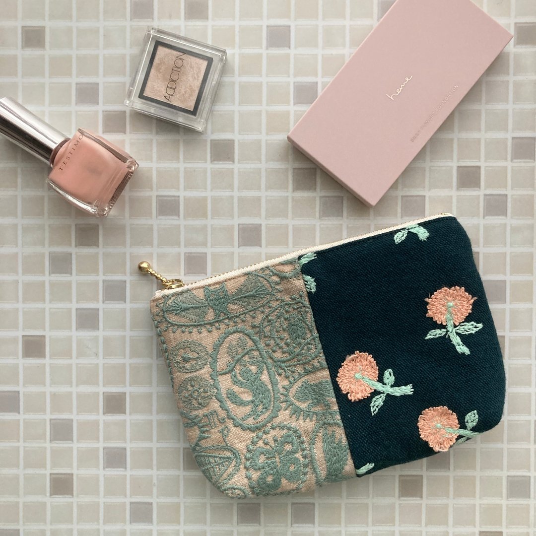 Handmade cosmetic pouch flower lover animal circle pattern - 化妆包/杂物包 - 棉 多色