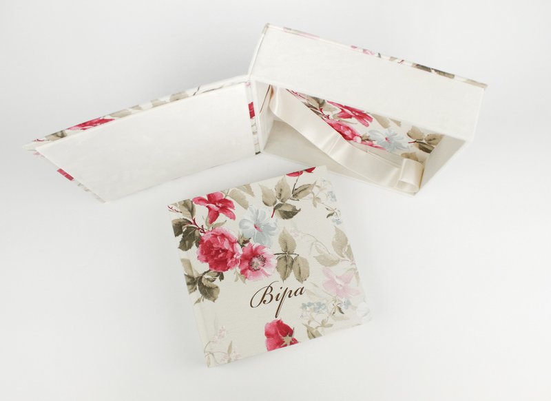 用于家庭或女婴照片的花卉相册，采用玫瑰织物覆盖。 - 满月礼盒 - 纸 多色