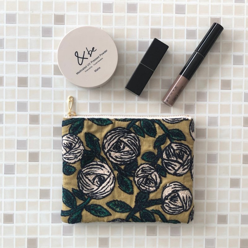 mina perhonen rosy 手作 玫瑰图案 小巧化妆包 卡其色 蔷薇 - 化妆包/杂物包 - 棉．麻 卡其色