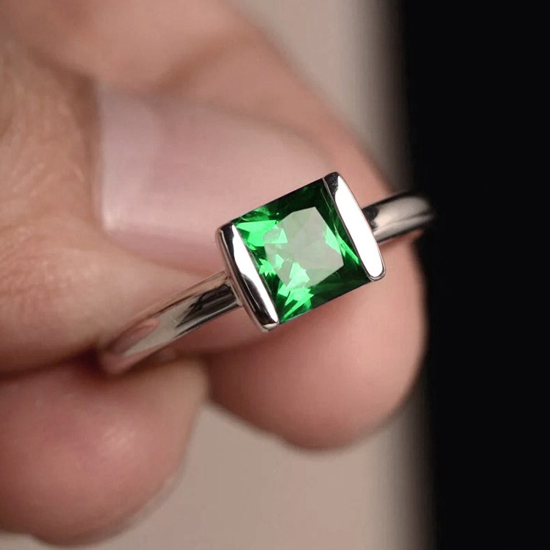 天然绿色托帕石纯银戒指，7.5mm，明亮美丽，礼物戒指或生日戒指。 - 戒指 - 纯银 绿色