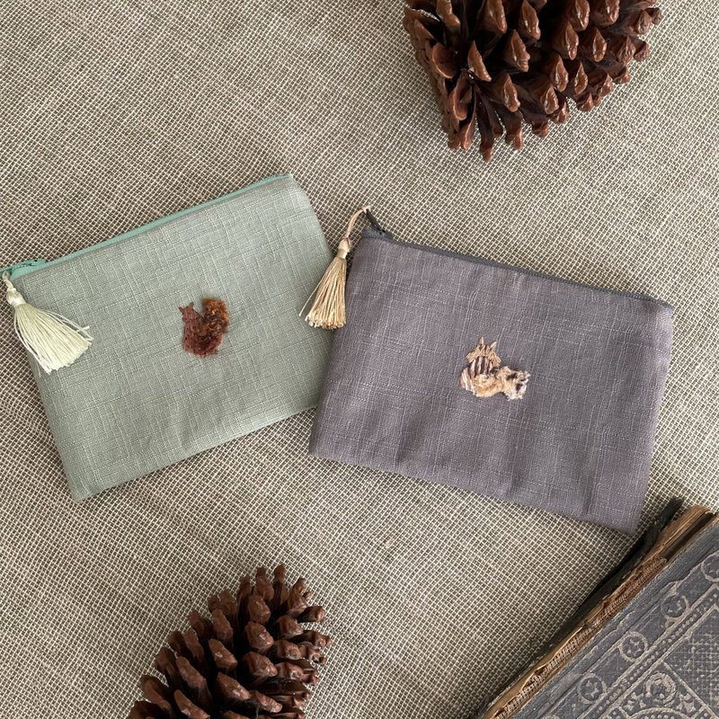 Coin and card case  with furry tail, Taiwan squirrel back motif - 化妆包/杂物包 - 棉．麻 绿色