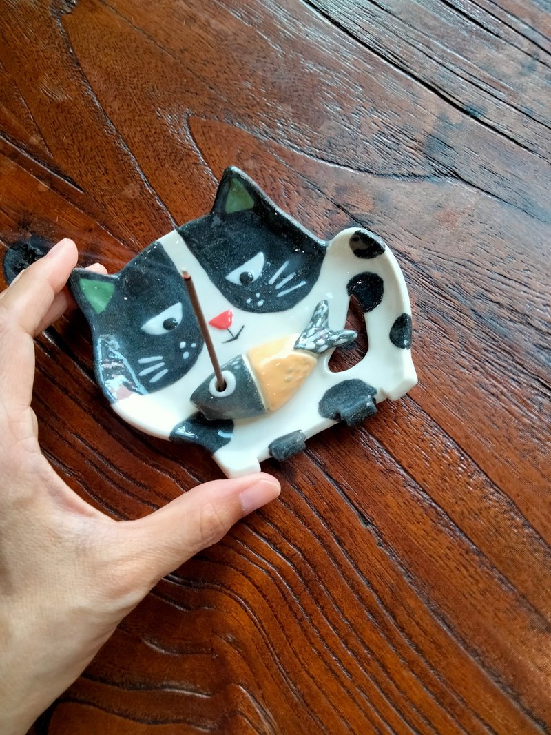 专注的小黑喵爱吃香鱼香插座 - 玩偶/公仔 - 陶 白色