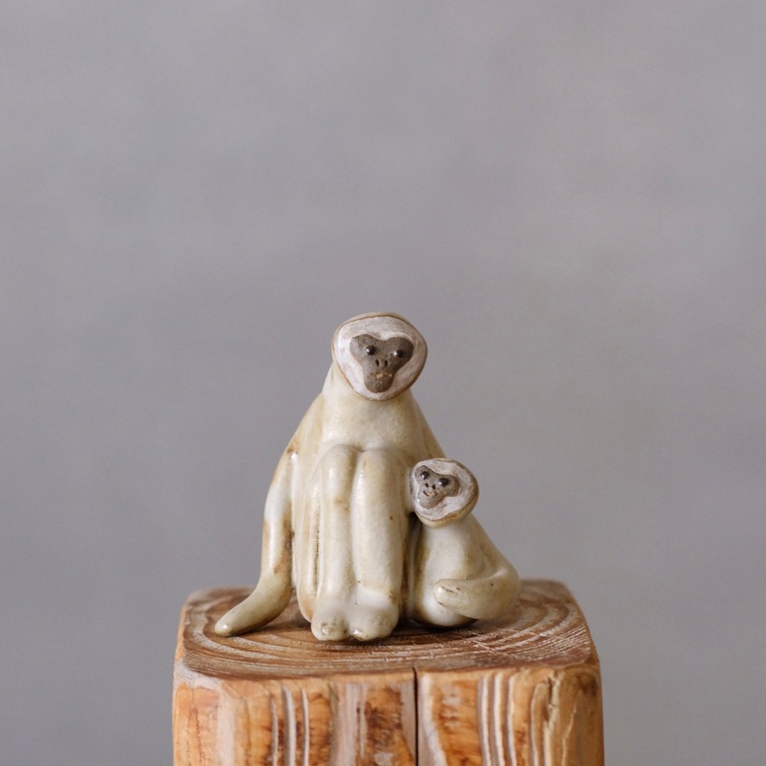 Monkey parent and child (forward) animal object - 摆饰 - 陶 白色