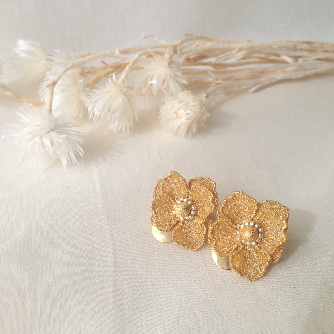 Poppy Clip-On Gold - 耳环/耳夹 - 绣线 金色