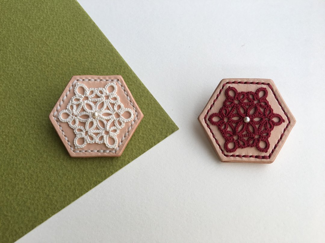 六角饼干-手织蕾丝皮革胸针/tatting/蕾丝/牛皮/别针/手工缝制 - 胸针 - 真皮 白色