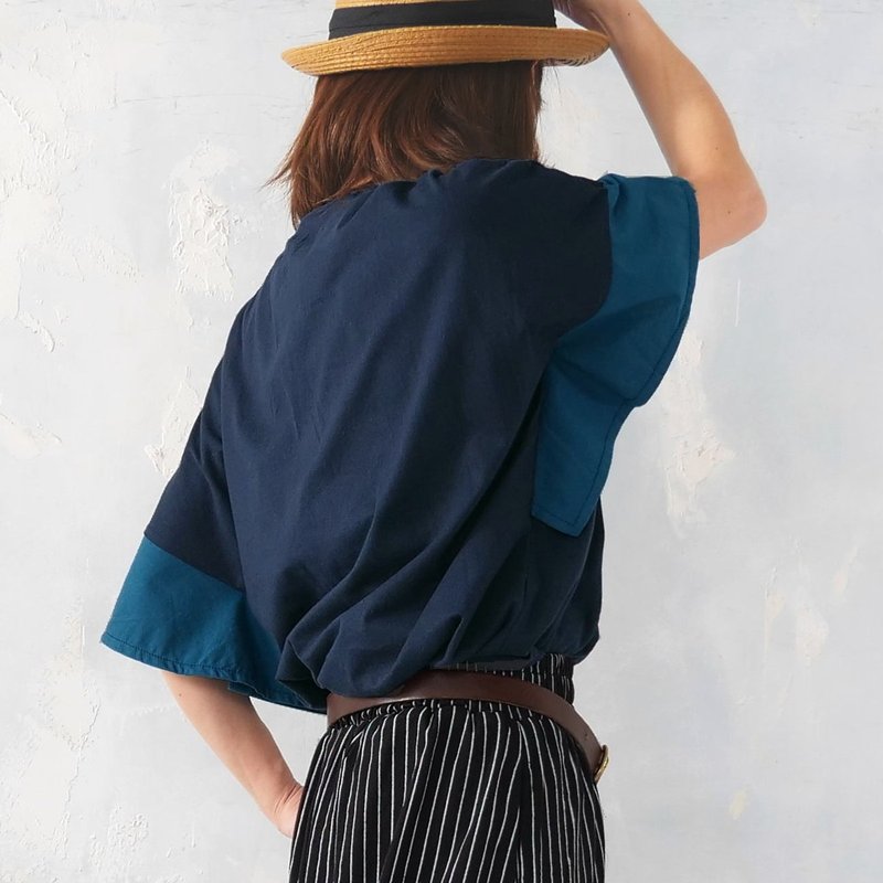 随动作摆动的轻盈喇叭袖・配色拼接・长版上衣・上衣・T恤・海军蓝・d-tp015 - 女装上衣 - 棉．麻 蓝色