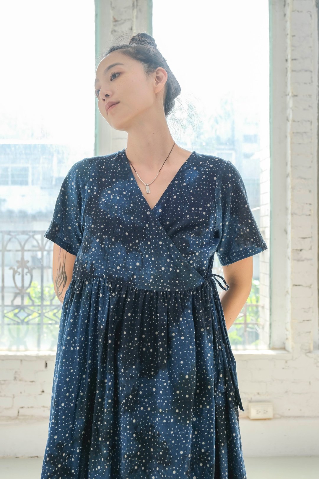 Khadi stardust 裹身式短袖洋装 - 洋装/连衣裙 - 棉 蓝色