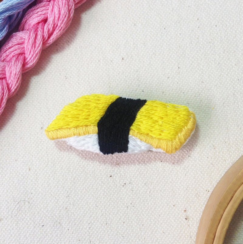 手工刺绣 玉子烧寿司胸针/别针 - 胸针 - 绣线 黄色