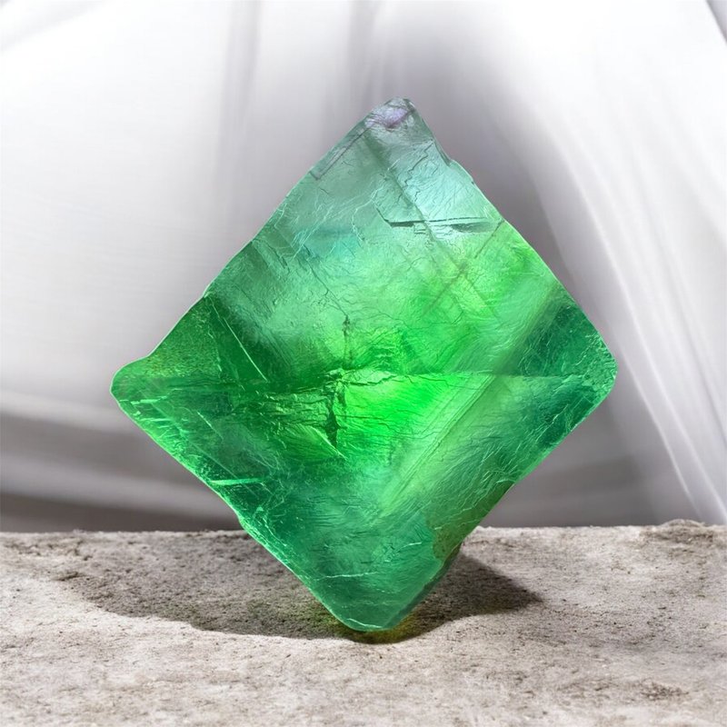 E1. 王级巨无霸 八面体 萤石 210克 超大单晶 原矿石 祖母绿渐变 - 摆饰 - 半宝石 绿色