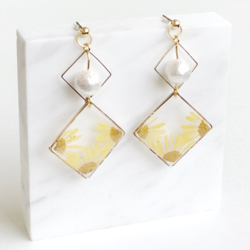 真花黄色针菊花配棉花珍珠菱形边框长耳环 18K包金耳针(可转耳夹) - 耳环/耳夹 - 植物．花 黄色