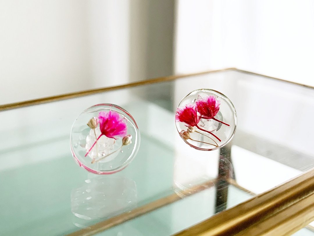 Metal-free Cool gypsophila stud (one grain) Resin earrings (14mm) (for metal allergies) - 耳环/耳夹 - 其他材质 粉红色