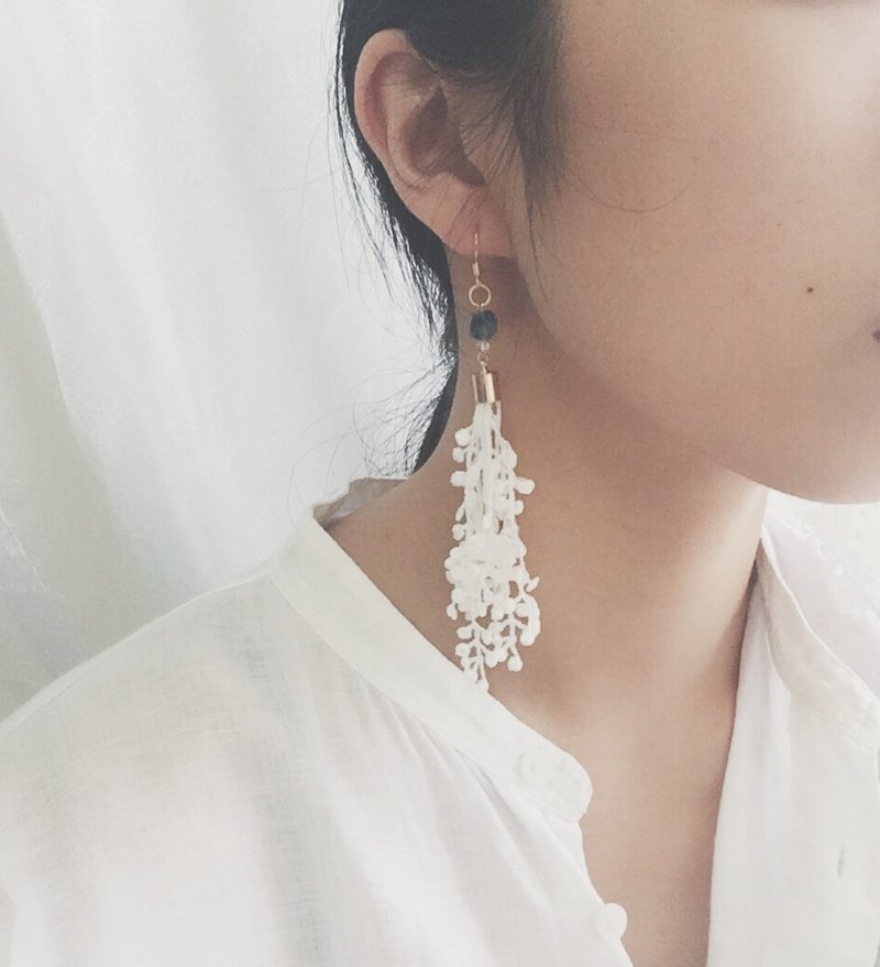 Snow Fall 蕾丝流苏飘雪耳环 - 耳环/耳夹 - 纯银 白色