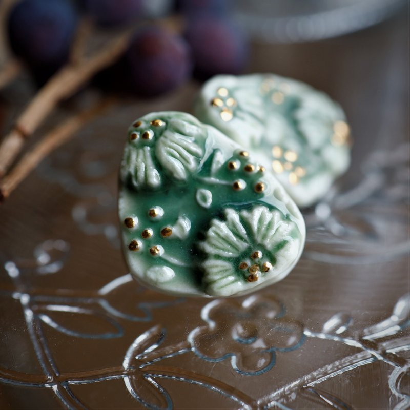 陶艺织部绿玉石花纹贴耳式耳环 P 日本匠人手作 - 耳环/耳夹 - 陶 绿色