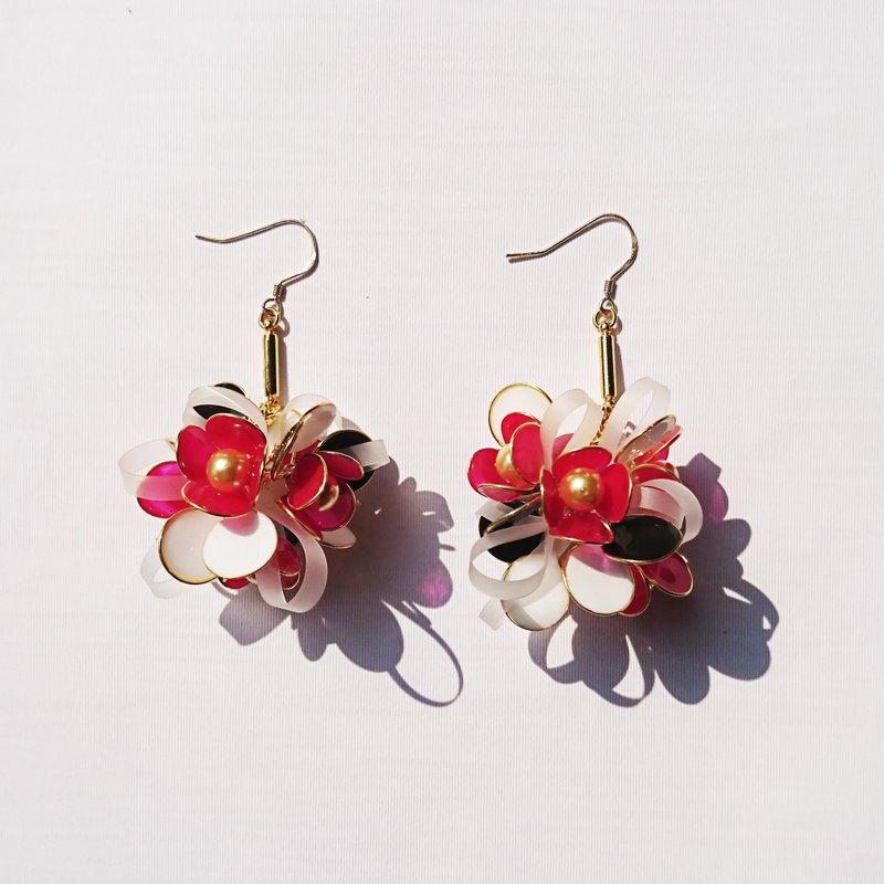 <椿>造型手工设计树脂耳环/垂坠款/earring/accessories - 耳环/耳夹 - 其他材质 多色