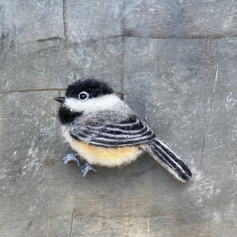 黑顶山雀胸针 逼真羊毛毡鸟形别针 手工制作。 - 胸针 - 羊毛 灰色