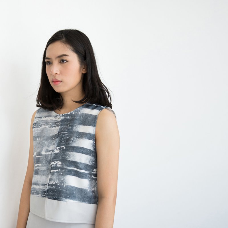 Morning Dawn Sleeveless (Size S) - 女装背心 - 其他材质 蓝色