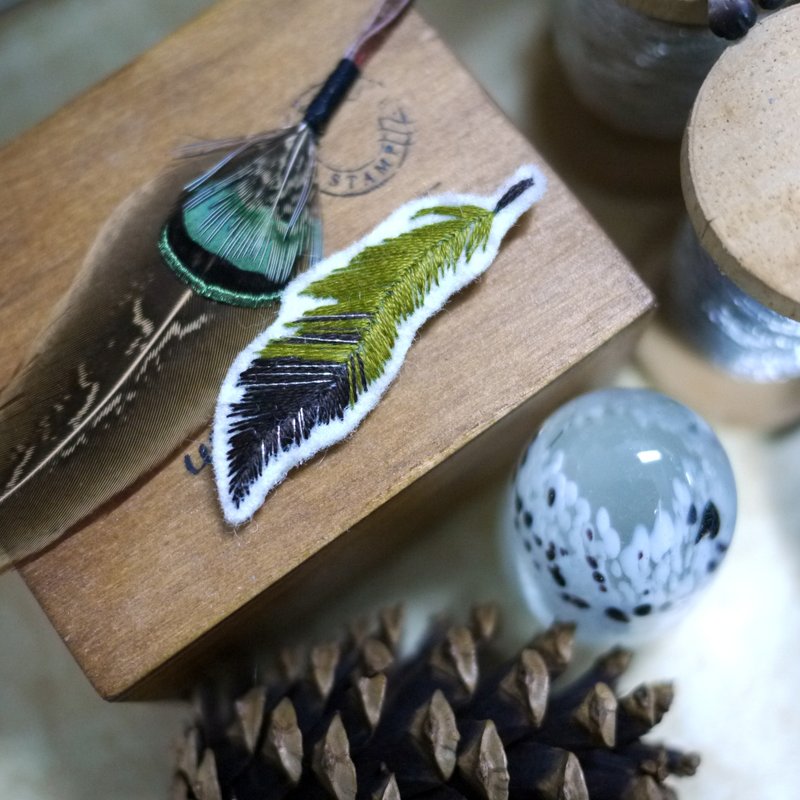 【海松色羽毛】手工刺绣/别针胸针/手作 - 胸针 - 绣线 绿色