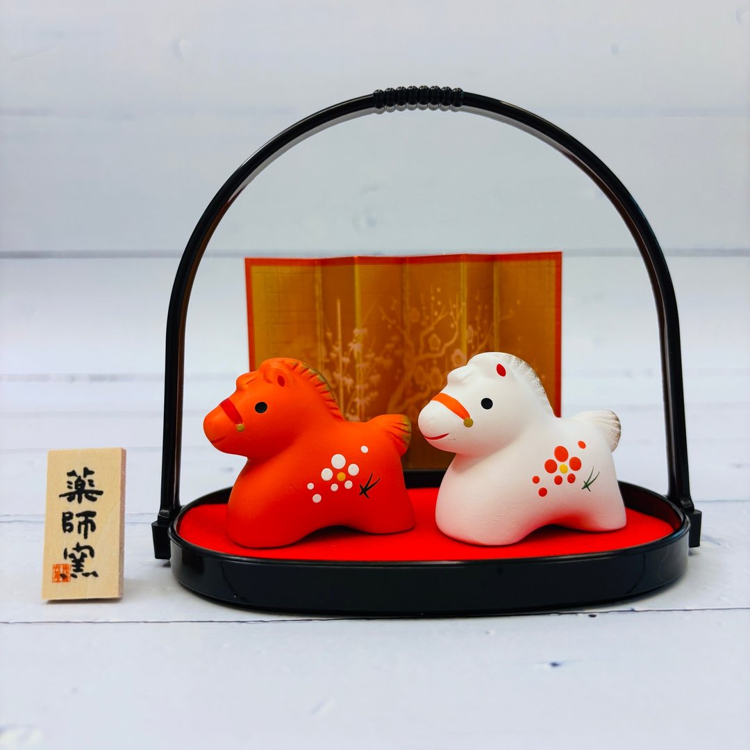 锦彩招福马-红白(小)附篮-生肖吉祥物(马年) 开运 送礼 交换礼物 - 玩偶/公仔 - 陶 