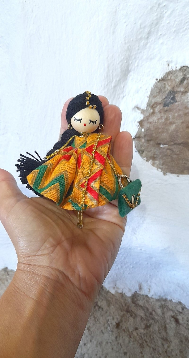 Brooch doll UMa - 胸针 - 木头 橘色