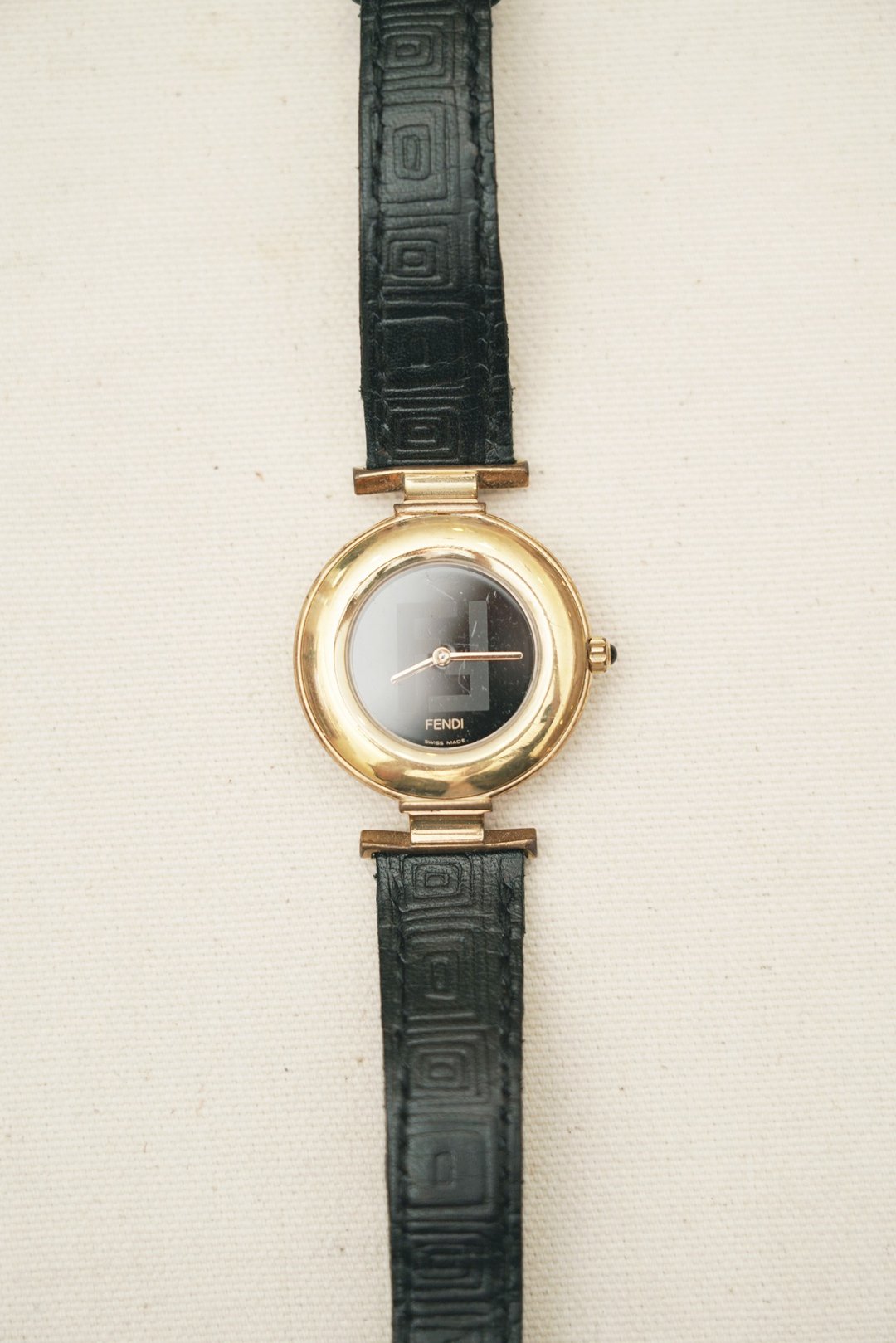 A ROOM MODEL - Vintage Fendi 大圆框黑面古董表 - 女表 - 贵金属 金色