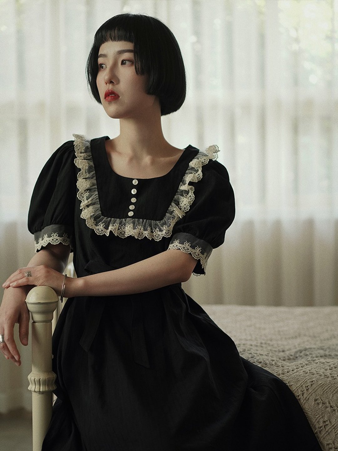 黑色 復古法式小方領蕾絲花邊洋裝 宮廷排扣設計收腰氣質連身裙 - 洋装/连衣裙 - 棉．麻 黑色