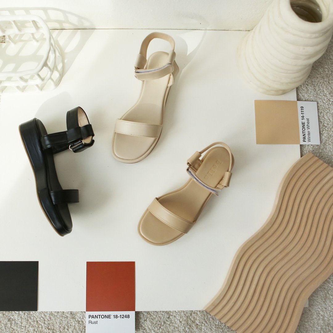 Minimalist ankle strap sandal. - 男女凉鞋 - 其他材质 多色