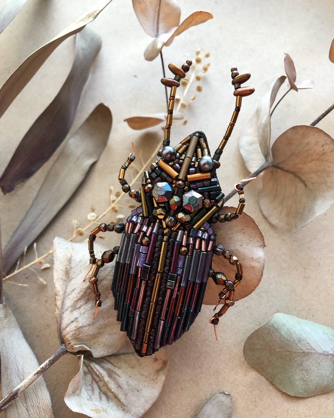 Violet big beetle brooch embroidered by hand dark mori - 胸针 - 玻璃 紫色