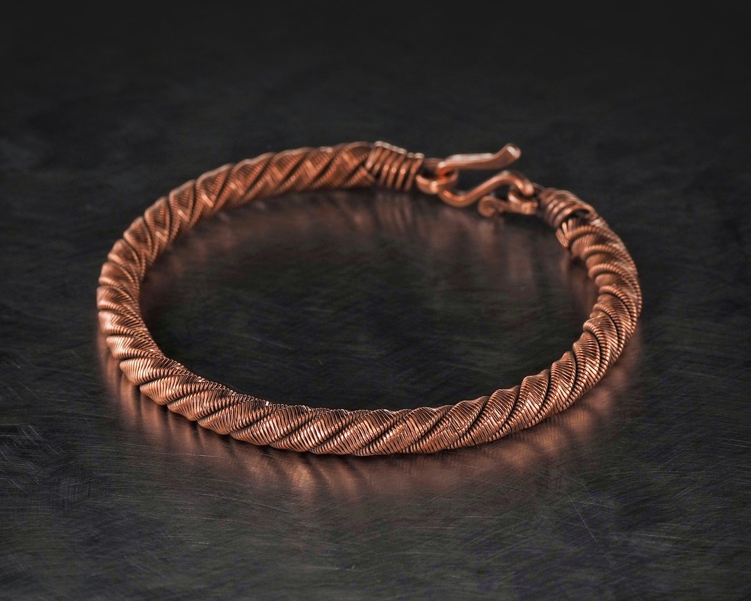 Narrow wire wrapped copper bracelet / Hand crafted bracelet for him or her - 手链/手环 - 铜/黄铜 金色