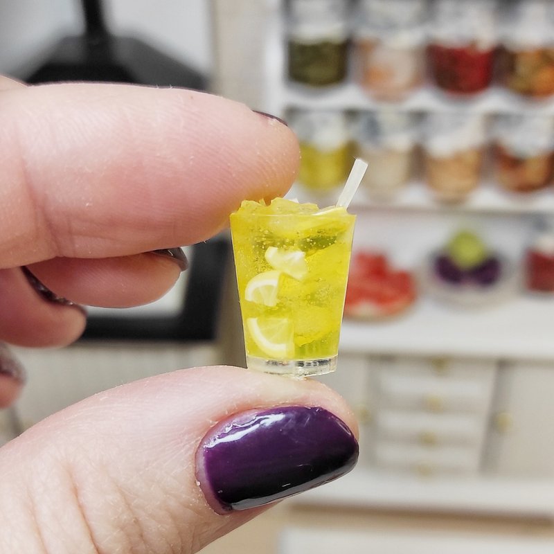 Realistic lemonade for dolls - Drink for dolls - juice for dollhouse - diorama - 玩偶/公仔 - 粘土 