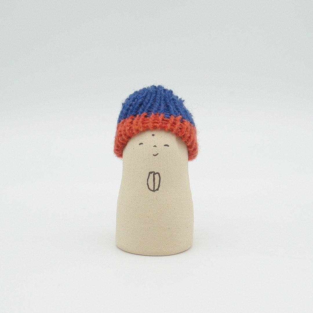手作陶偶 戴毛线帽的Jizo S尺寸 - 摆饰 - 陶 卡其色