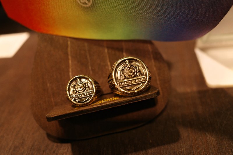 Ozzy Osbourne Crazy Train Ring - 戒指 - 其他金属 金色