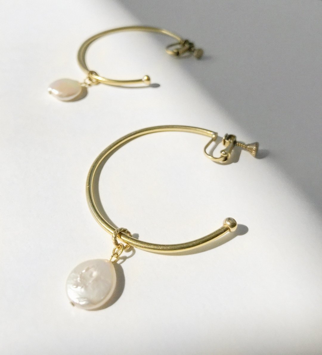 Pearls Swing Earring 摆动珍珠黄铜耳环 - 耳环/耳夹 - 铜/黄铜 金色