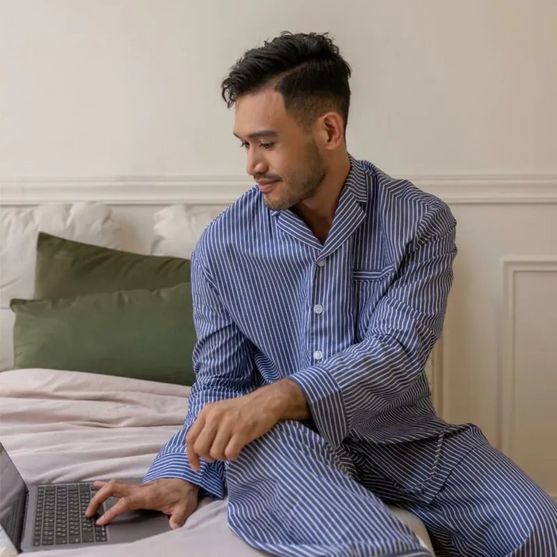 亲肤柔软感条纹长袖套装-午夜蓝条纹 男 独家送电绣服务 - 居家服/睡衣 - 棉．麻 蓝色