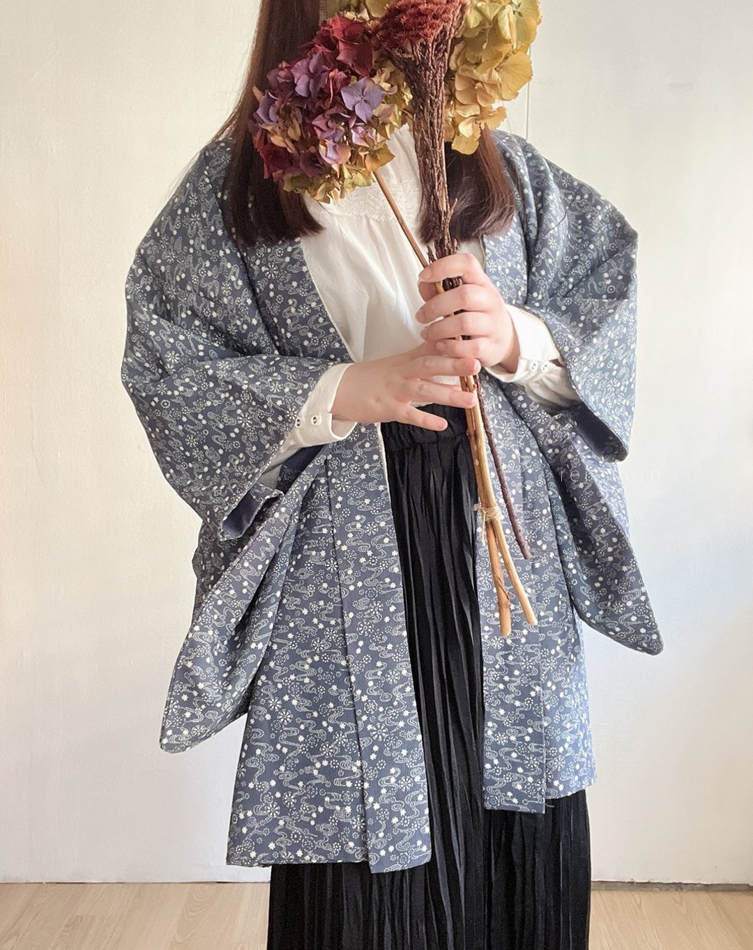 日本制和风图腾花朵印花灰蓝色古着羽织和服外套 - 女装休闲/机能外套 - 聚酯纤维 蓝色