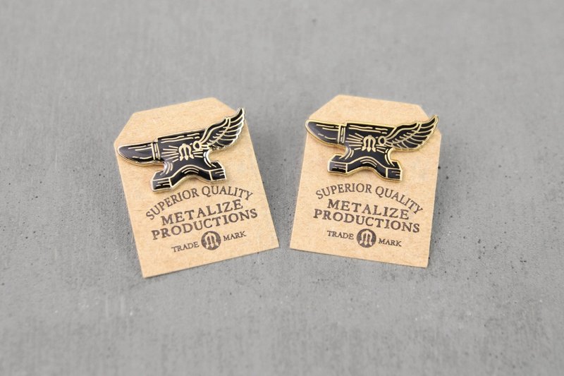 【METALIZE】Flying Anvil Logo Pin 铁觇翅膀LOGO PIN - 胸针 - 其他金属 