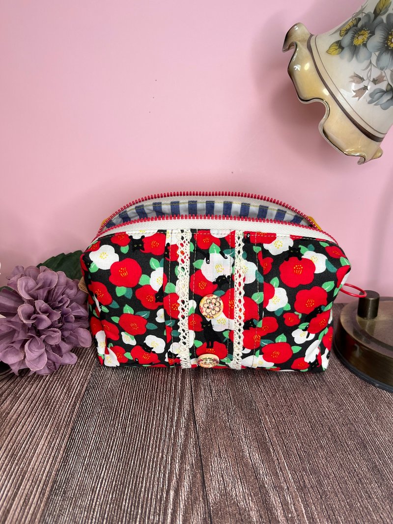 日本製山茶花与猫咪图案收纳包 立体百褶设计 - 化妆包/杂物包 - 棉．麻 红色