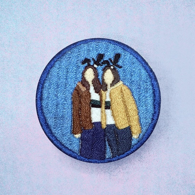 定制化人像插画手工刺绣圆形布章 胸章  纪念礼物 情人节礼物 - 徽章/别针 - 绣线 多色