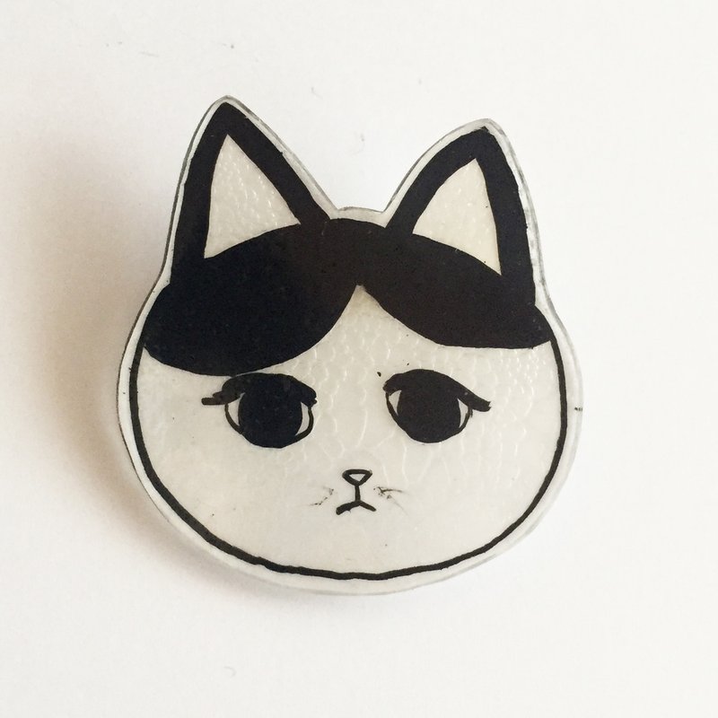 Black eye bright Hachiwareneko brooch - 胸针 - 塑料 白色