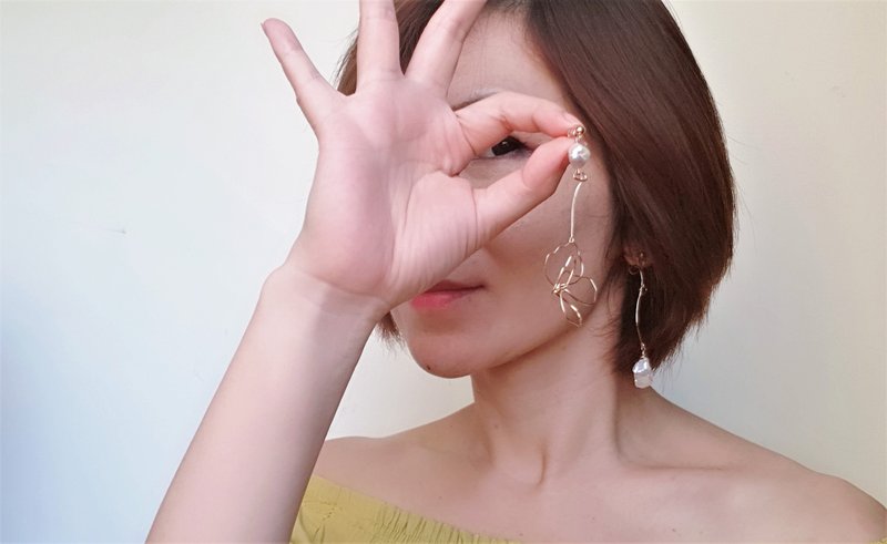 【礼物】敲敲花!14K注金巴洛克珍珠不对称自然曲线耳环 - 耳环/耳夹 - 珍珠 白色