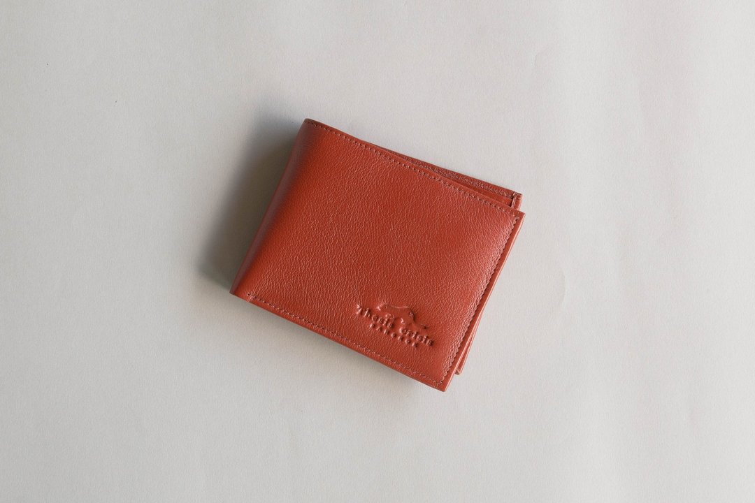 UNISEX SHORT WALLET MADE OF VEGETABLE TANNED COW LEATHER FROM THAILAND-BROWN - 皮夹/钱包 - 真皮 咖啡色