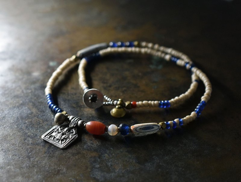 项链由古老的印度银制成，顶部有眼睛图案的罗马玻璃、古玛瑙、掸族红玉髓、白和蓝珠子 - 项链 - 玻璃 白色