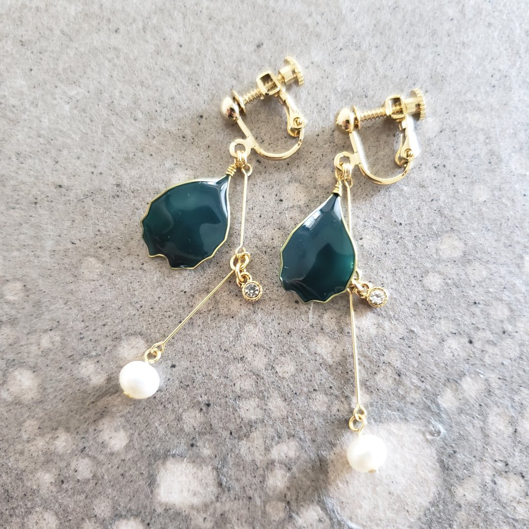 malachite green petal and freshwater pearl pierced or clip-on earrings - 耳环/耳夹 - 树脂 绿色