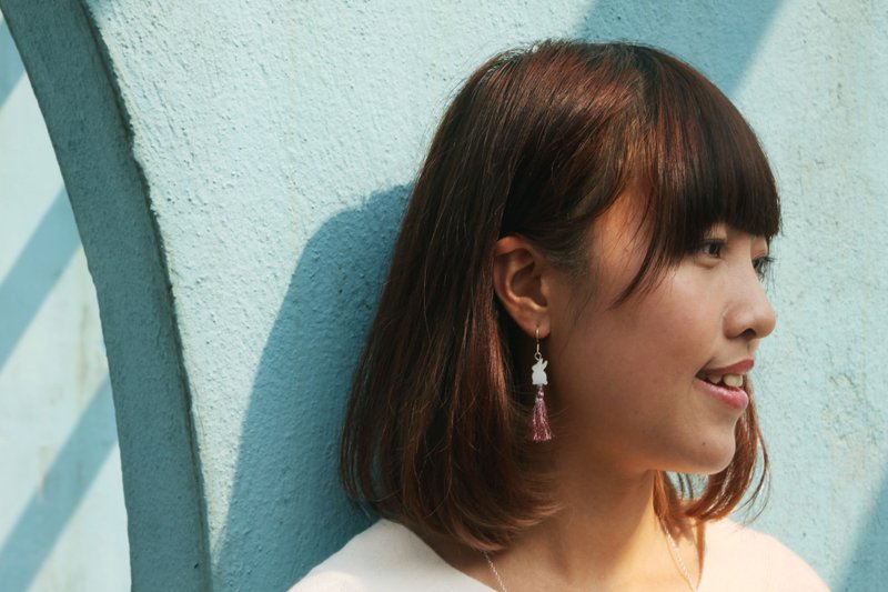 贝母小兔， 月亮石，银红色长流苏 纯银耳环Lapin mother pearl, moonstone and tassel  925 silver earring - 耳环/耳夹 - 宝石 红色