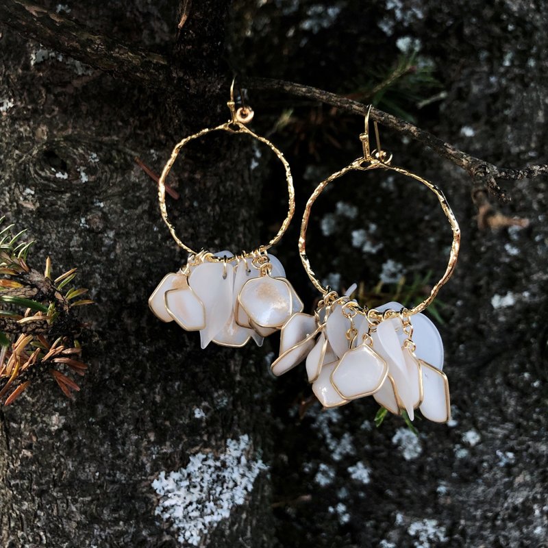 Vingtsix 琥珀白不规则圆耳环 - 耳环/耳夹 - 树脂 白色