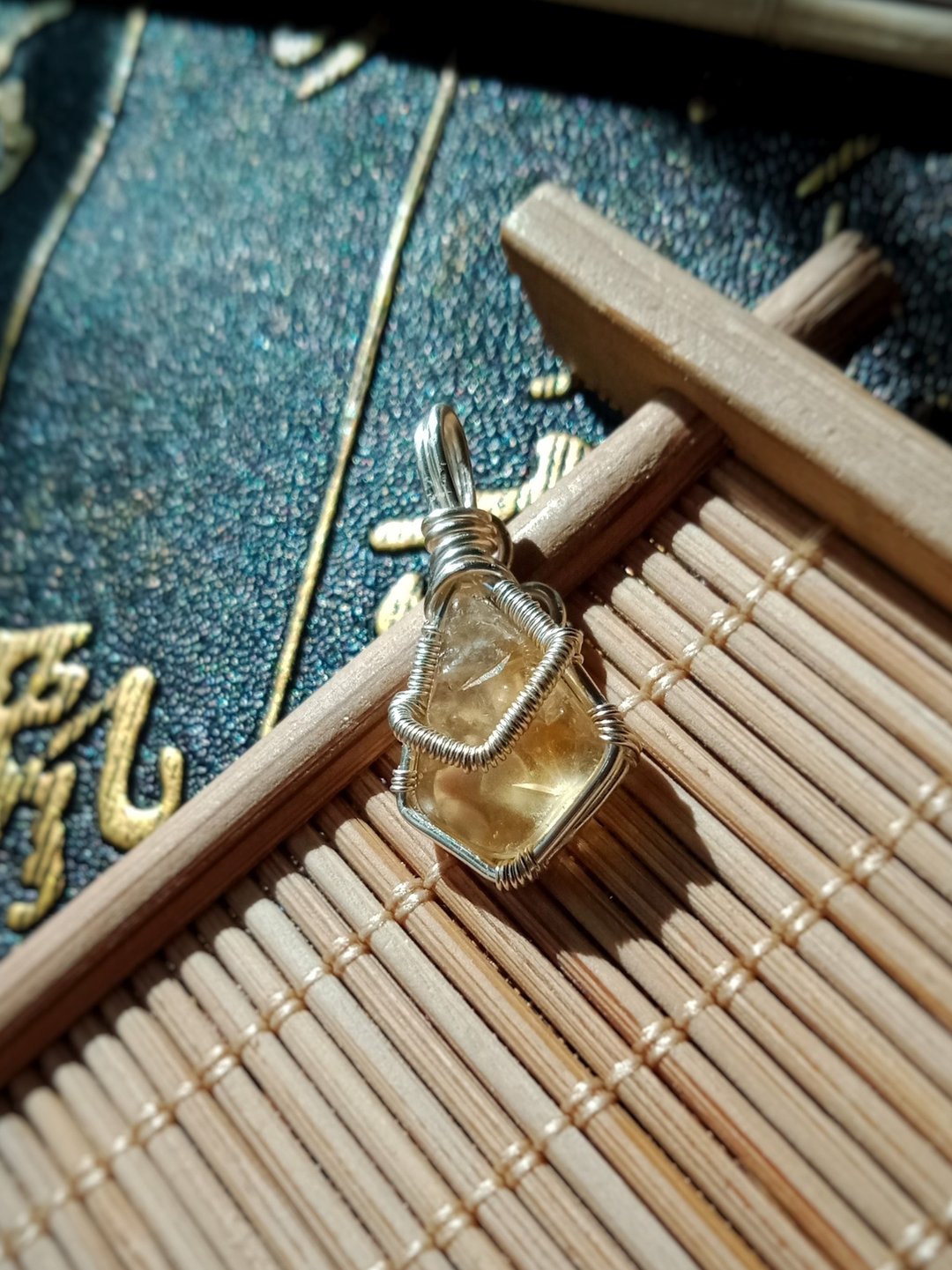 佚名山河。项链、挂饰。黄水晶碎石。金属编织 - 项链 - 宝石 黄色