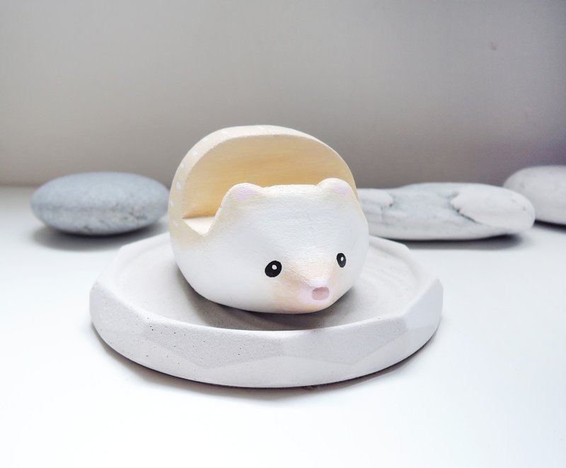 圆滚滚小刺猬手机架 名片架 纸镇 摆饰 手工木制疗愈小木雕 - 手机座/防尘塞 - 木头 卡其色